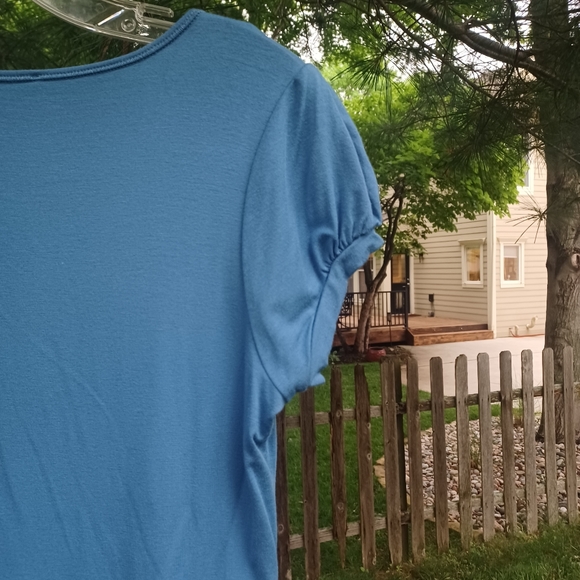 TAHARI SHORT SLEEVE BLUE VNECK TOP NWT SIZE MEDIUM - Picture 12 of 14